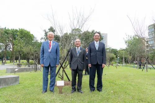 ▲國立臺灣大學名譽工學博士卓永財總裁(左)返校參加臺大｢百歲貢獻，植樹典禮｣，（圖／上銀提供）