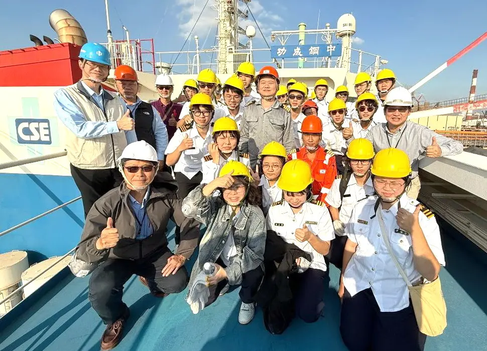 ▲高雄科技大學航運技術系及輪機系師生參訪中鋼運通公司，登上中鋼成功號散裝貨輪。(圖／中鋼運通公司提供)