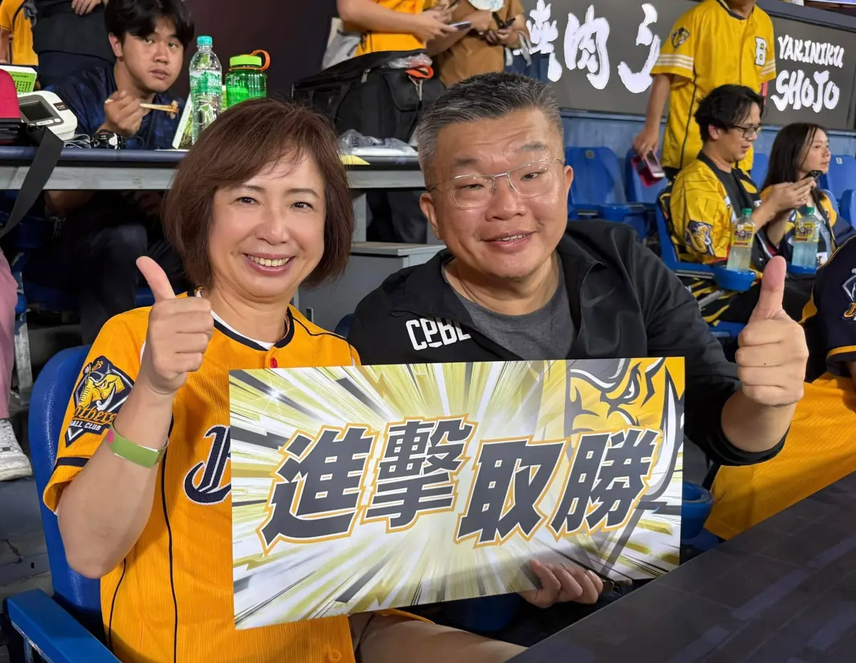 ▲民進黨立委何欣純（圖左）表示，公費留學獎學金預算被刪，導致學生無法留學。（圖／翻攝何欣純臉書）