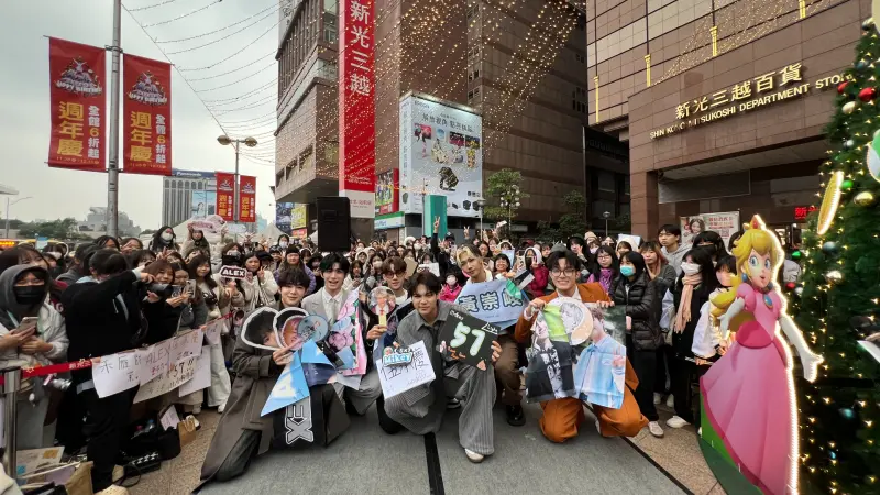 ▲《原子少年2》的「晨之星」成員受新光三越台北站前店邀約，擔任耶誕公益特別企劃宣傳大使，粉絲們凌晨4點便抵達現場排隊卡位，和少年們玩遊戲、許下新年願望。（圖／踢帕娛樂提供）