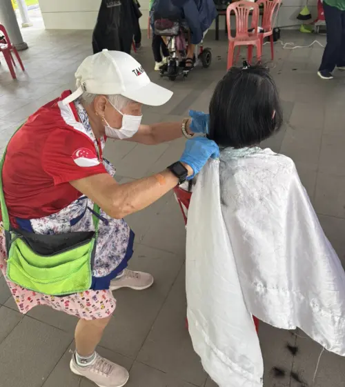 82歲志工理髮師遭嫌棄「應該退休」　她坦言：心痛到想哭
