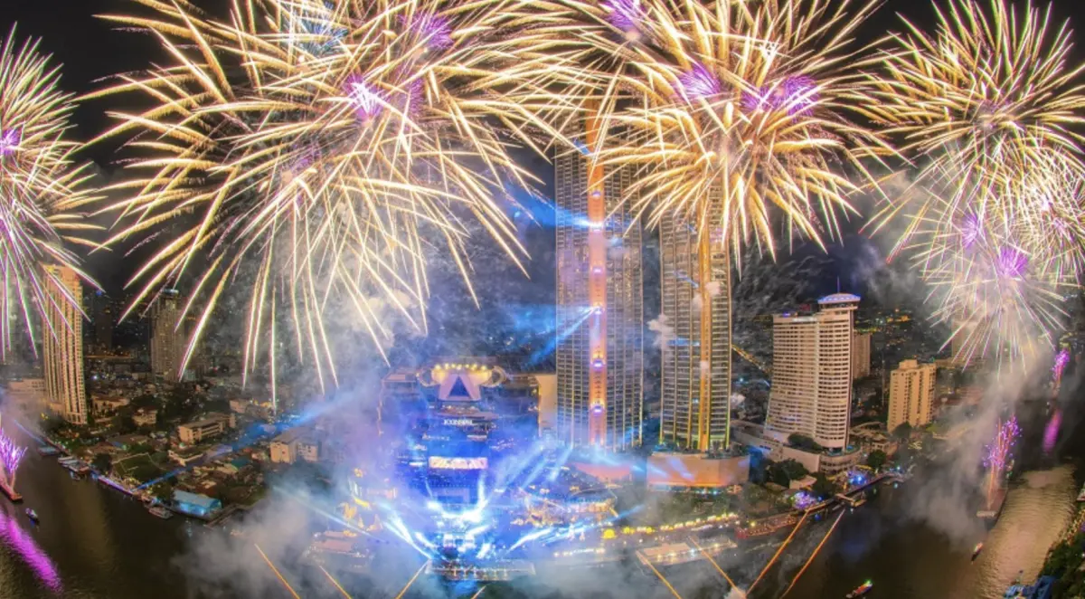 ▲暹羅天地迎接2025年的煙火，是以糯米為主要材料製作而成。（圖／翻攝自Iconsiam官網）