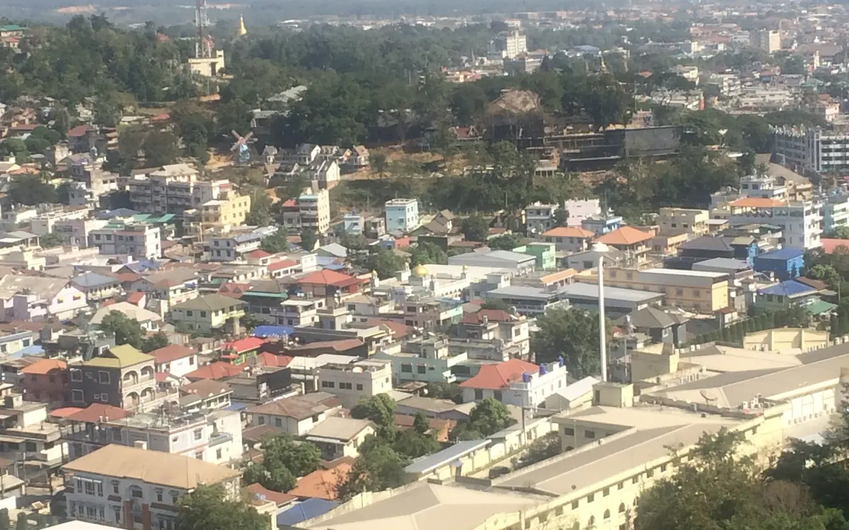 ▲位於泰國西北部的美索（Mae Sot）緊鄰著緬甸，與緬甸惡名昭彰的詐騙城鎮苗瓦迪距離很近，不少遭詐團欺騙的豬仔都是由此進入緬甸。（圖／翻攝自維基百科）