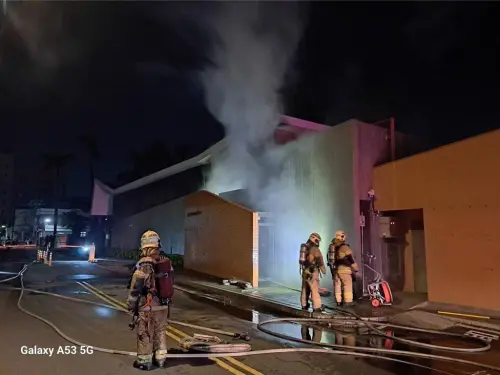 今(17)日凌晨1時49許,台南市永康區南台科大驚傳火警,校區內的水資源回收中心不明原因竄出濃煙。(圖/翻攝畫面) ▲今(17)日凌晨1時49許,台南市永康區南台科大驚傳火警,校區內的水資源回收中心不明原因竄出濃煙。(圖/翻攝畫面)