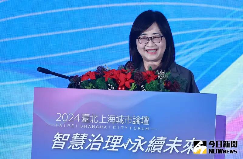 ▲政治工作者周軒秀出世壯運執委名單,認為主任委員要扛頻頻出包的鍋。(圖/記者葉政勳攝)