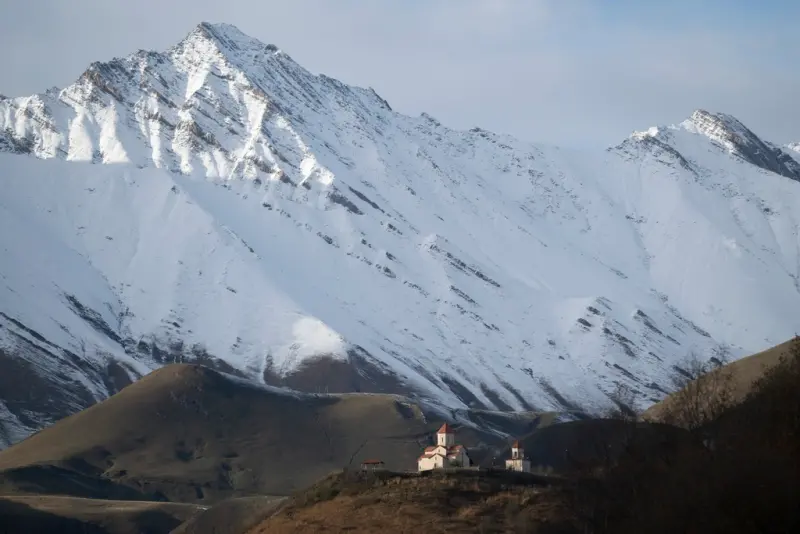 ▲喬治亞滑雪勝地古多里（Gudauri）近日發生一起死亡意外，12人陳屍於渡假飯店內，警方初步調查認為死因是一氧化碳中毒。（圖／美聯社／達志影像）