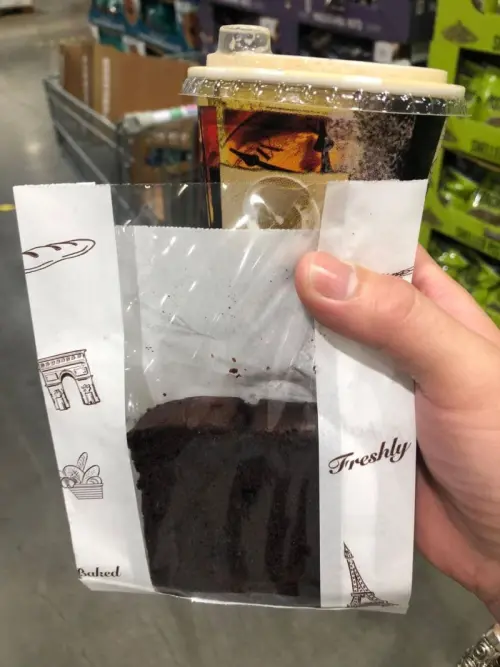 好市多熟食部購買咖啡,過去有贈送過蛋糕、棒蛋糕、到近期的餅乾。(圖/翻攝自臉書「Costco好市多 商品經驗老實說」) ▲好市多熟食部購買咖啡,過去有贈送過蛋糕、棒蛋糕、到近期的餅乾。(圖/翻攝自臉書「Costco好市多 商品經驗老實說」)