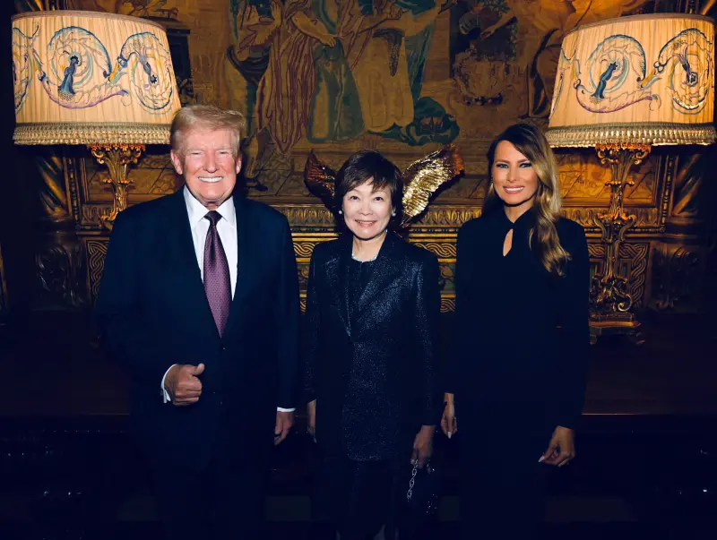 ▲美國總統當選人川普(Donald Trump)日前在佛州棕櫚灘海湖莊園(Mar-a-Lago)與日本已故前首相安倍晉三遺孀安倍昭惠會晤,川普夫人梅蘭妮亞(Melania Trump)也在場接待,三人在鏡頭前燦笑合照。(圖/翻攝自梅蘭妮亞的X)