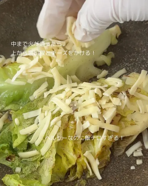 ▲高麗菜排加上起司、再撒上胡椒鹽超美味。（圖／diet_recipe_official IG）