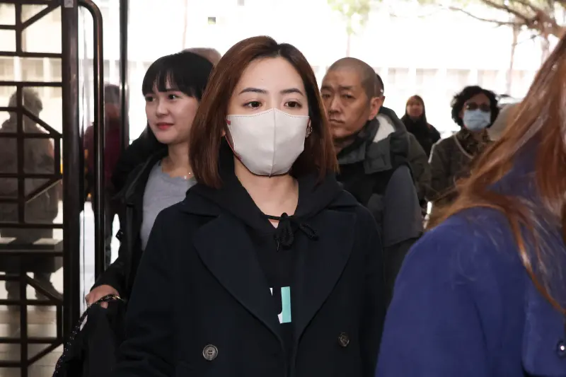 ▲台北市議員「學姊」黃瀞瑩,今(17)日下午以證人身分抵達北檢複訊。(圖/記者朱永強攝)