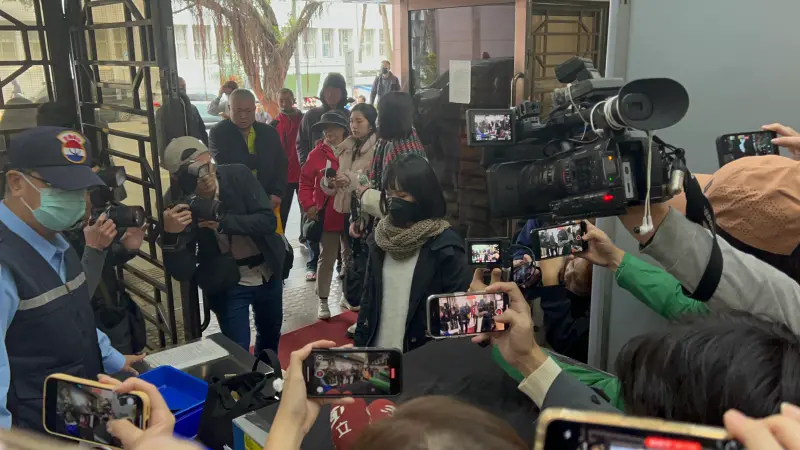 ▲木可公關公司員工何璦廷,今日也被檢察官以證人身分傳喚,至台北地檢署複訊。(圖/記者朱永強攝)
