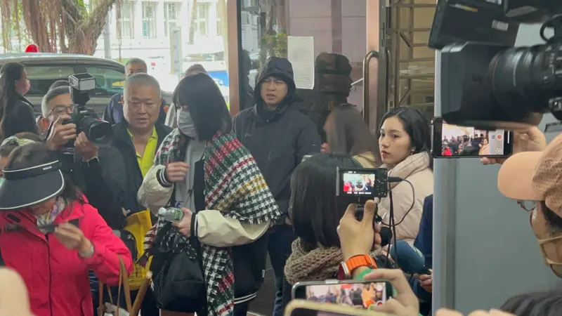 ▲民眾黨黨工李婉萱,今日也被檢察官以證人身分傳喚至台北地檢署複訊。(圖/記者朱永強攝)