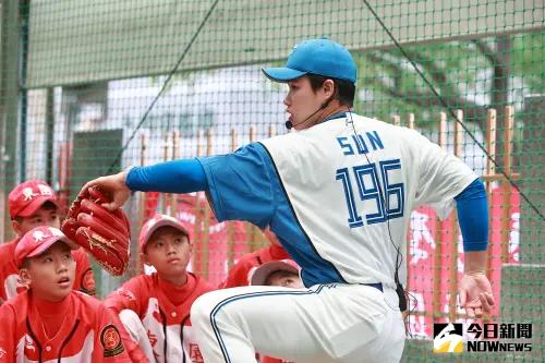 ▲北海道火腿鬥士隊選手孫易磊休賽季回到母校東園國小指導小學弟。（圖／記者葉政勳攝 , 2024.12.17）