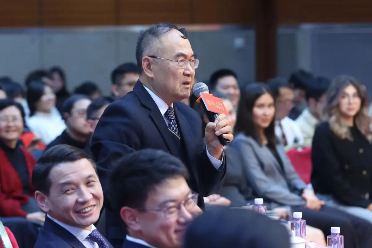 ▲中國學者在與哈薩克官員交流的場合竟當場問對方是「如何讓女大聲服服帖帖地生孩子」，台下官員露出淫靡笑容，引發爭議。（圖／翻攝自人大重陽網）