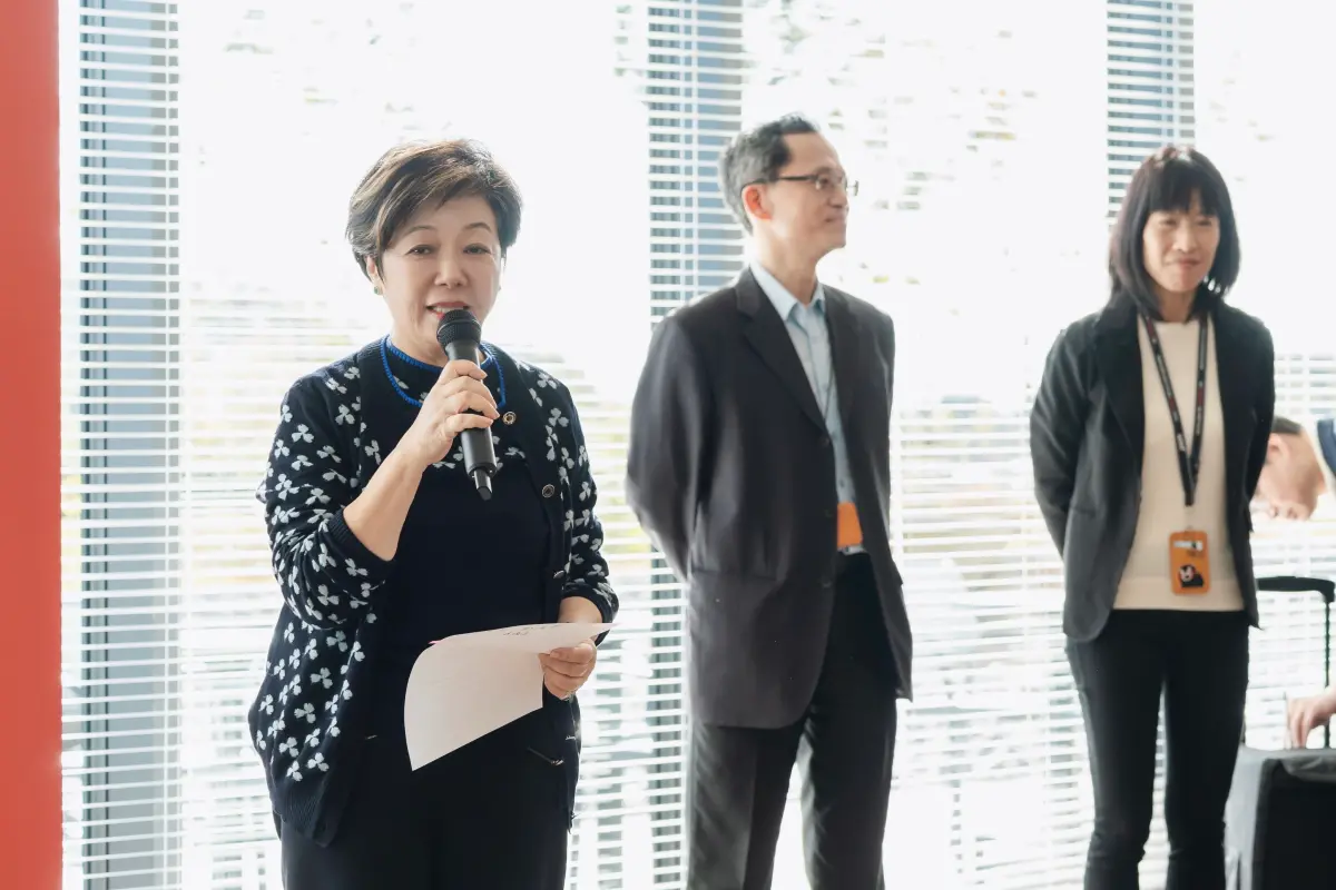 ▲台積電慈善基金會董事長張淑芬來到JASM熊本晶圓廠，攜手公益夥伴桂冠實業，舉辦冬至吃湯圓的暖心活動，讓遠在海外的同仁感受到家鄉的溫暖。（圖／台積電慈善基金會）