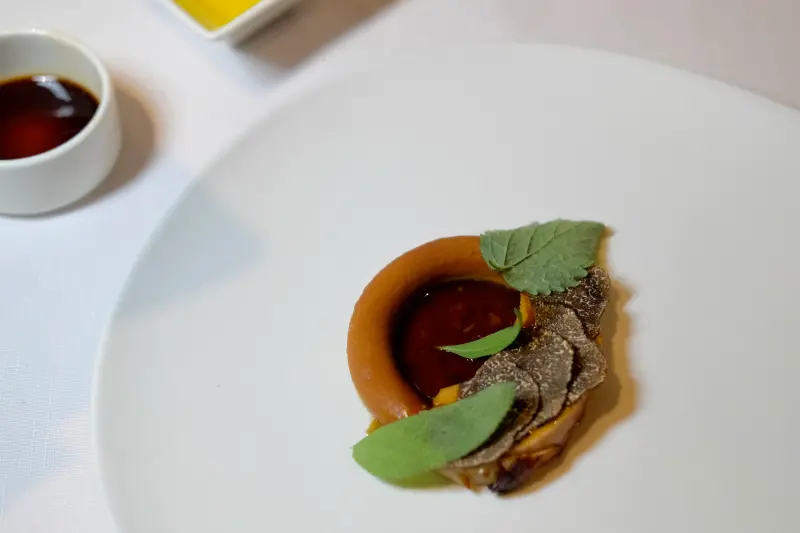 ▲女星陳喬恩日前帶老公前往米其林二星餐廳「渥達尼斯磨坊」用餐，沒想到菜色讓他不滿意因此打卡寫文評論，包含「食物都是冷的」、「無法接受主菜是一道雞胸肉」等，記者實際開箱包含圖中「雞胸肉」主菜等本季菜單。（圖／記者葉盛耀攝）