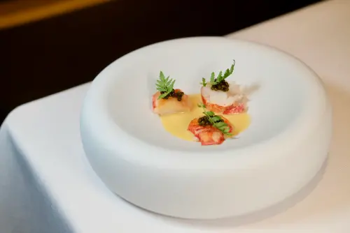 ▲米其林二星餐廳「渥達尼斯磨坊」，由西班牙雙主廚Govinda與Adrian主掌，每道菜色精緻有如畫作，如為本季新菜「藍龍蝦 魚子醬」。（圖／記者葉盛耀攝）