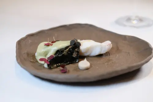 ▲渥達尼斯的菜色有不少是冷菜，少許熱菜也是溫的而非燙口的，如圖中的「鮮魚 生蠔醬 芋頭」。（圖／記者葉盛耀攝）