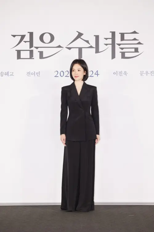 ▲宋慧喬在劇中飾演意志堅定、不惜一切行動拯救少年的修女「尤尼亞」。(圖/movie_n_NEW X) ▲宋慧喬在劇中飾演意志堅定、不惜一切行動拯救少年的修女「尤尼亞」。(圖/movie_n_NEW X)