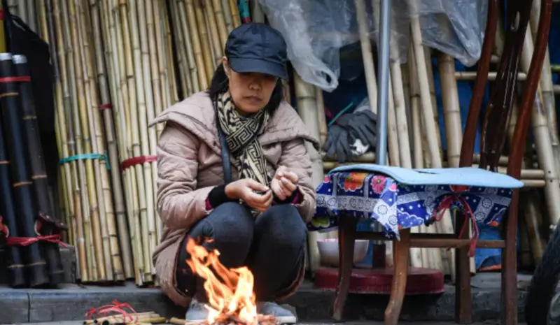 ▲受到強烈冷空氣影響，越南北部地區氣溫大幅下降，民眾坐在火堆旁防寒。（圖／翻攝自VnExpress）