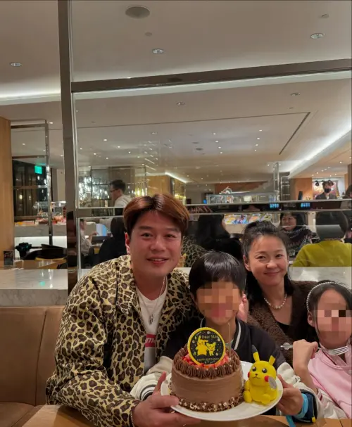 ▲六月(右二)、李易(左一)才剛帶兒女到大溪輕旅行。(圖/李易IG) ▲六月(右二)、李易(左一)才剛帶兒女到大溪輕旅行。(圖/李易IG)