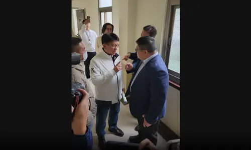 ▲國民黨團書記長林思銘與民進黨團書記長蔡易餘在走廊協商。（圖／吳翊緁攝，2024.12.18）