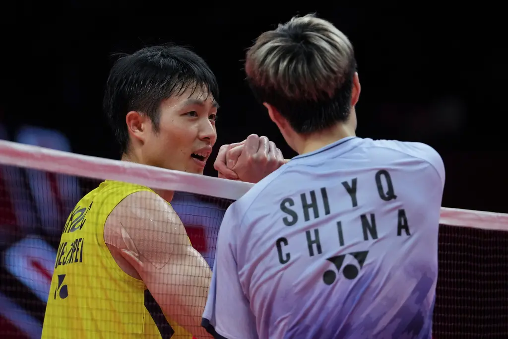 ▲台灣羽球一哥周天成（左）在BWF羽球年終賽4強交手中國球王石宇奇（右），遭到直落二淘汰，不過在訪問中分享了石宇奇在奧運後的暖心舉動，展現兩人場下好感情。（圖／美聯社／達志影像）