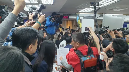 ▲藍綠立委在主席台前互相叫罵，控訴對方搞戒嚴。（圖／何哲欣攝，2024.12.18）