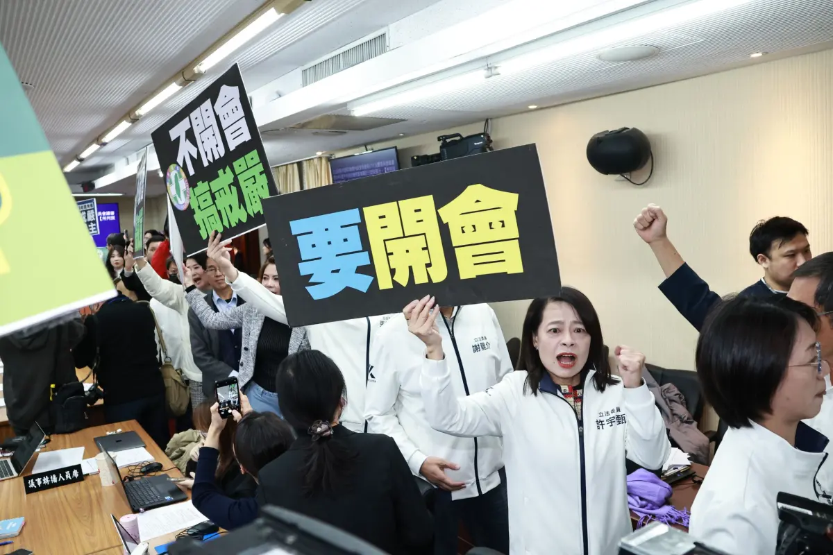 ▲藍綠立委在主席台前互相叫罵，控訴對方搞戒嚴。（圖／吳翊緁攝，2024.12.18）