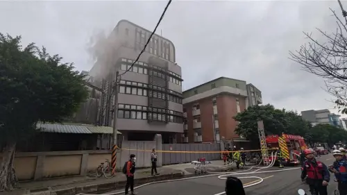 桃園食品工廠清晨大火!穀粉倉庫竄濃煙 近百警消急灌救
