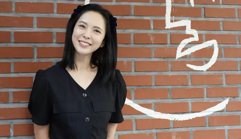 ▲天心素顏到路邊小吃攤用餐，沒想到老闆憑聲音就認出她，還開玩笑地和天心說：「麵少要加錢，太瘦了，多吃一點！」（圖／取自天心 IG）