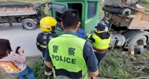 屏東聯結車自撞！駕駛下車檢查「忘拉手煞車」　慘遭巨輪輾斃
