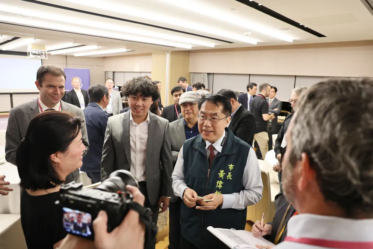 ▲黃偉哲接受採訪時表示，台南是一座兼具古今、融合新舊的城市，隨著台積電等大廠進駐，台南也成為半導體等高科技產業的領頭羊。（圖／南市府提供）