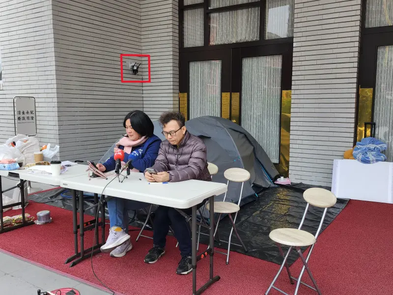 ▲國民黨立委夜宿議場前為周五院會備戰，現場還架設偵測器（紅框處）。（圖／吳翊緁攝，2024.12.18）