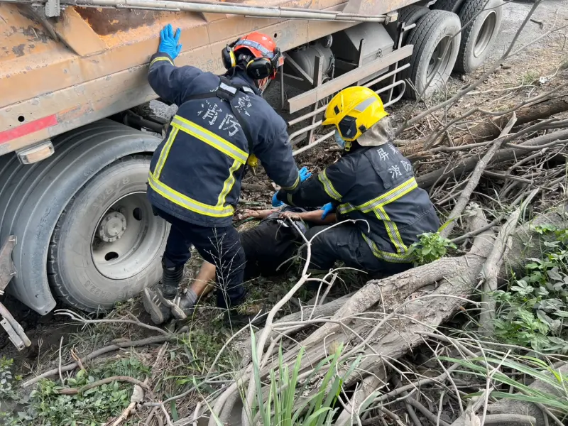 ▲屏東高樹鄉堤防道路，砂石車駕駛行經該路段時自撞後下車查看車體損壞情，未拉手煞車不幸被壓於車輪下。（圖／里港警分局提供）