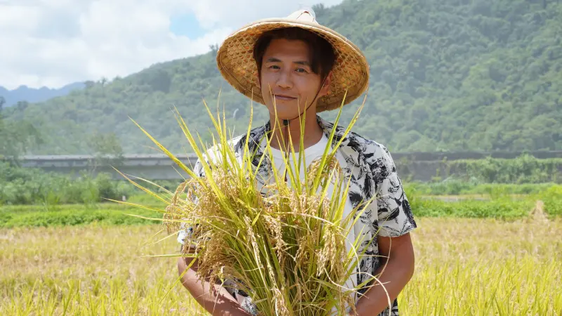 ▲時隔15年，阿布繼經典節目《冒險王》後，再次投入外景主持，擔任新節目《野！孩子起步走》的主持人，他還被排球隊的學生當場砸臉，實在哭笑不得。（圖／《野！孩子起步走》提供）