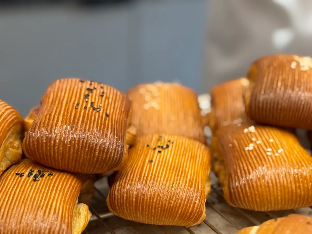 ▲曾是台北文華東方酒店烘焙主廚的康豐柚開設了「KANG Artisan Bakery」，強調用料嚴選，光麵粉就有20多種，各款麵包精緻，圖為外型漂亮的丹麥捲。（圖／記者葉盛耀攝）