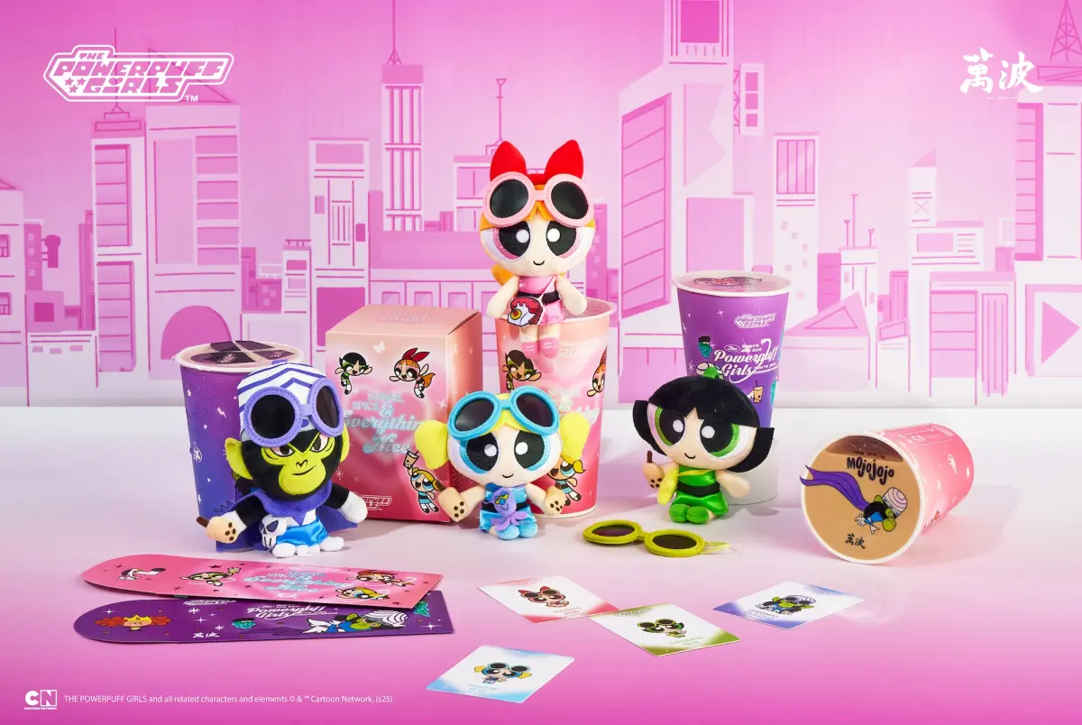 ▲萬波島嶼紅茶最新聯名「飛天小女警」，2款紙杯開喝蜜柑烏龍新品，12月20日開賣「大杯折10元」喝3天，Uber Eats限店買一送一優惠。「娃娃盲盒」限量磁吸牽手絨毛玩偶週邊送配件換裝超萌。（圖／萬波島嶼紅茶提供）