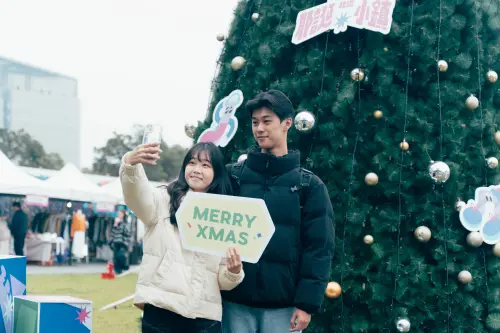 ▲▼北流首創全園區都是展演舞台，象徵音樂無限制，更有破百攤家集結美食、潮流、文創元素，上圖中為藝人嘻小瓜。（圖／台北流行音樂中心）