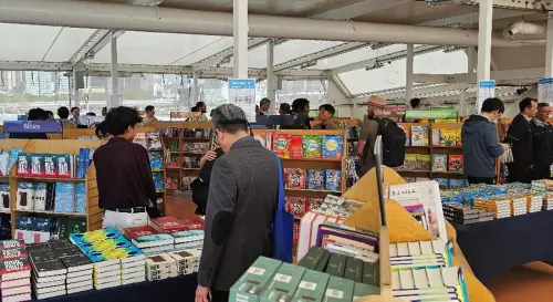 ▲世界最大海上書展船─望僕號船上書展吸引民眾參與。(圖/海洋委員會提供) ▲世界最大海上書展船─望僕號船上書展吸引民眾參與。(圖/海洋委員會提供)