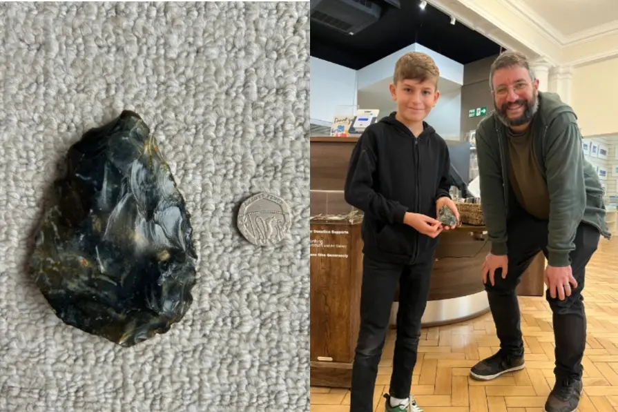 ▲男童威登（Ben Witten）逛博物館發現，館內展出的一顆黑色石頭，與他在三年前在海灘上撿到的一模一樣，這顆黑色石頭竟是4萬多年前尼安德塔人使用的石斧。（圖／翻攝自Worthing Museum臉書）