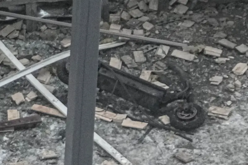 ▲爆炸後電動滑板車成一片焦黑。（圖／美聯社／達志影像）