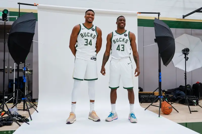 公鹿兄弟檔「字母哥」Giannis Antetokounmpo和親哥Thanasis Antetokounmpo感情相當好，NBA盃冠軍戰賽後，字母哥第一時間走向人群找哥哥。（圖／美聯社／達志影像）