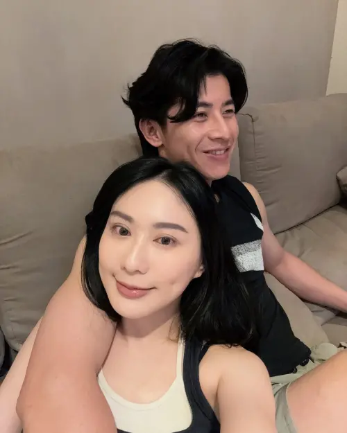 ▲陳傑憲(後)摟著綺綺擺出追劇的情境。(圖/haileychennn IG) ▲陳傑憲(後)摟著綺綺擺出追劇的情境。(圖/haileychennn IG)