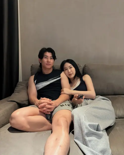 ▲陳傑憲(後)摟著綺綺擺出追劇的情境。(圖/haileychennn IG) ▲陳傑憲(後)摟著綺綺擺出追劇的情境。(圖/haileychennn IG)