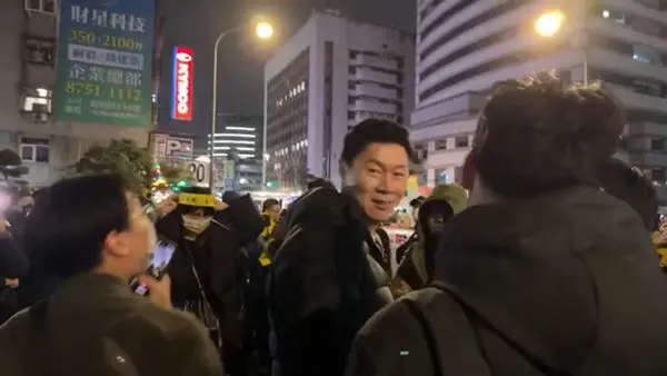 ▲一名青鳥靠近YouTuber柳傑克後,竟假摔碰瓷。(圖/翻攝我是柳傑克YT)