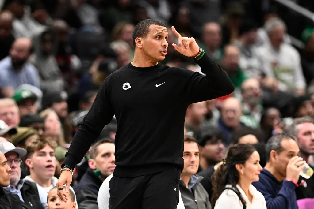 ▲波士頓塞爾提克總教練Joe Mazzulla，日前出席對陣費城76人的賽前記者會，一到現場就和記者明確表示不要問他關於Luka Doncic交易案的事，因為他不在乎。（圖／美聯社／達志影像）