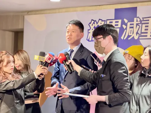 ▲鄭以勤醫師受訪時提到,肥胖已不僅僅是一種外型問題,更是攸關全身健康的重大議題。(圖/記者周淑萍攝) ▲鄭以勤醫師受訪時提到,肥胖已不僅僅是一種外型問題,更是攸關全身健康的重大議題。(圖/記者周淑萍攝)