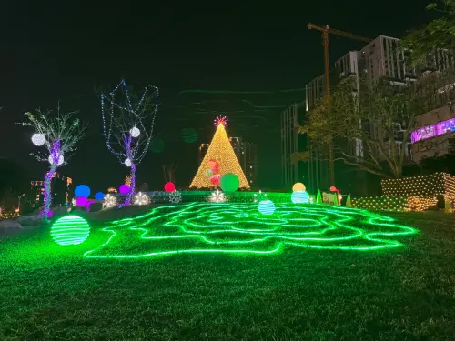 中市湧泉公園化身耶誕奇境 「台中國際會展中心」夜間美景璀璨台中 ▲「湧泉公園」精心打造的絢麗燈飾和繽紛花卉景觀將為市民帶來耳目一新的視覺饗宴(圖/台中市政府建設局提供)