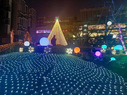 中市湧泉公園化身耶誕奇境 「台中國際會展中心」夜間美景璀璨台中 ▲「湧泉公園」五彩球形燈飾打造絢麗景致,規劃多處沉浸式打卡景點(圖/台中市政府建設局提供)
